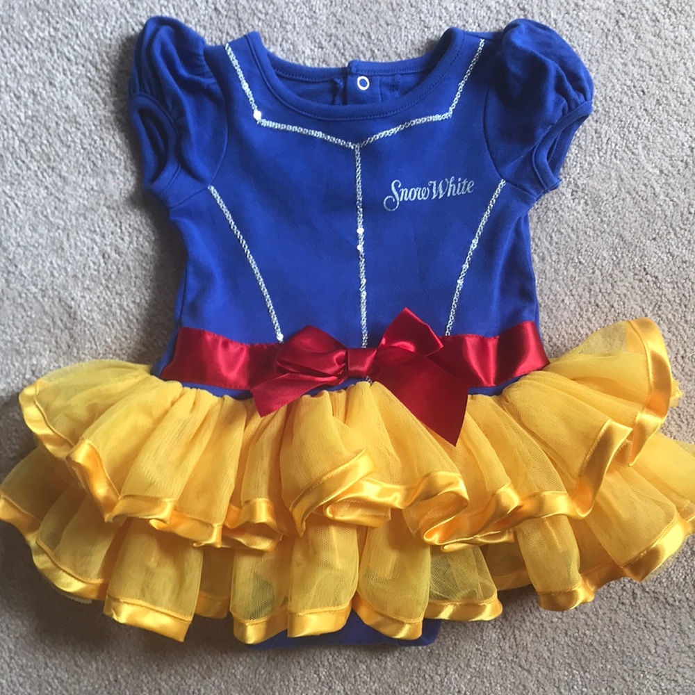 The CUTEST lil Snow White outfit